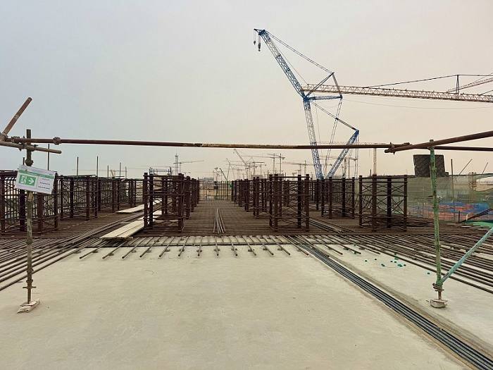 На стройплощадке третьего блока АЭС Эль Дабаа Египет началось армирование фундамента хранилища ядерного топлива Перед этим специалисты провели комплекс работ по устройству бетонной подготовки и горизонтальной гидроизоляции Здание хранилища ключевой элемент ядерной инфраструктуры блока Именно здесь свежее топливо будет приниматься храниться и подготавливаться к загрузке в реактор Следующим ключевым этапом при сооружении здания станет первый бетон Подписывайтесь на Росатом Оставляйте бусты новость АСЭ АЭСЭльДабаа