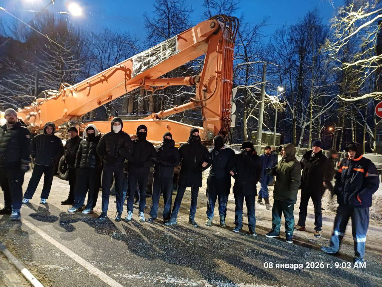 Жители Петербурга протестуют против сноса исторического здания ВНИИБ где планируют построить жилой комплекс Активисты собрались у здания чтобы остановить демонтаж и один из них был задержан после применения газового баллончика против охранников Протесты против сноса начались в 2019 году когда застройщик получил разрешение на строительство Несмотря на попытки активистов внести здание в реестр памятников власти выдали ордер на снос TodaySPb Новости GradSPb Места СПб