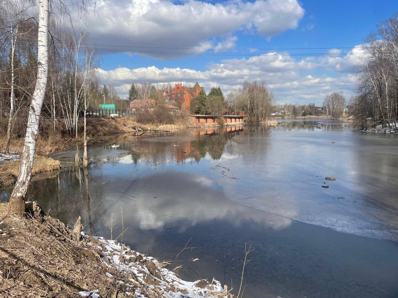 Русловой пруд на реке Муранихе в деревне Истомиха включён в программу очистки на 2026 год За водоём проголосовали 2210 домодедовцев именно это позволило объекту стать победителем и попасть в план работ на следующий год по губернаторской программе 100 прудов и озёр Это важное решение для территории Река длительное время нуждалась в санитарной очистке заиливание зарастание накопление мусора В 2026 году здесь очистят водную гладь от растительности обкосят рогоз и камыш уберут строительный и бытовой мусор со дна удалят аварийные деревья Отмечу что удаление донных отложений и дополнительное благоустройство программой не предусмотрено Включение водоёма в программу это результат активной позиции жителей Программа работает там где есть поддержка людей Благодарю всех кто нашёл время и принял участие в голосовании Буду держать в курсе проводимых работ Евгения Хрусталева Глава Домодедово