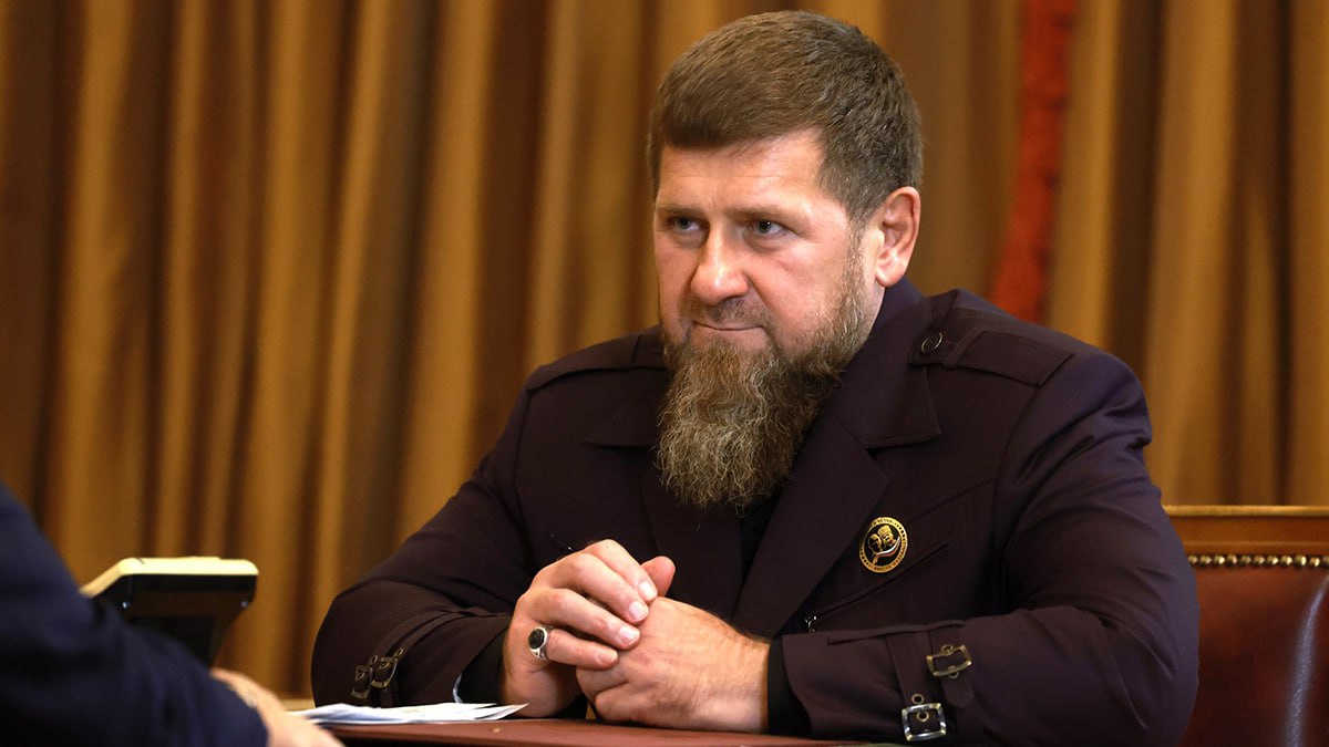 Около миллиона жителей Газы получат гумпомощь от Чечни Около одного миллиона жителей сектора Газа получат продовольственную помощь и товары первой необходимости в рамках беспрецедентной по масштабам гуманитарной акции Общественного фонда имени Ахмата Кадырова Об этом заявил Кадыров По словам руководителя республики подготовкой груза для отправки в анклав занимается его мать президент организации Аймани Кадырова которая проявила искреннюю заботу о братьях и сестрах оказавшихся в тяжелейшей ситуации Он уточнил что жителям Газы передадут 50 тысяч порций готовой еды 250 тонн риса 200 тонн муки 168 тонн сахара 243 тонны макаронных изделий и 500 тонн воды Вчера Нетаньяху утвердил планы Израиля по установлению полного контроля над Газой и разгромом ХАМАС Как собираются доставить груз в сектора Газа Кадыров не уточнил geonrgru YouTube sponsr ru