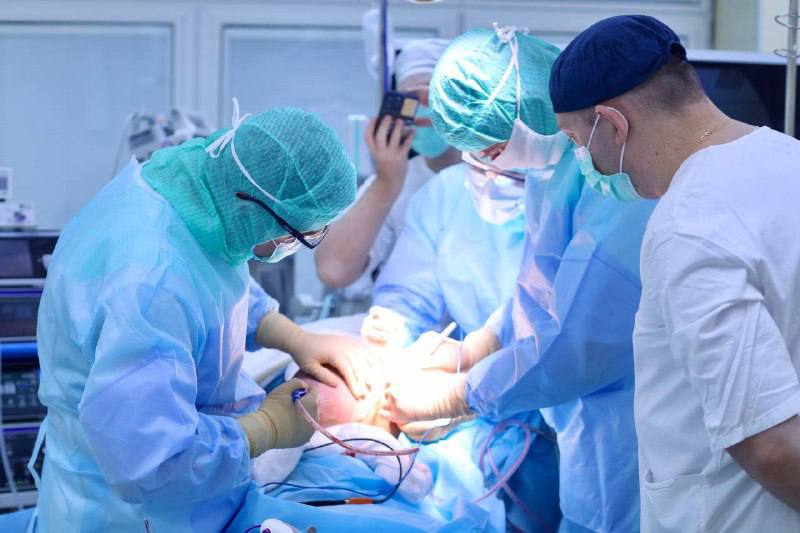 В Обнинске врачи МРНЦ спасли мужчину с гигантской опухолью грудной клетки В МРНЦ имени А Ф Цыба врачи помогли пациенту с гигантской опухолью грудной клетки Пациент Николай столкнулся с онкологическим заболеванием ещё в подростковом возрасте в 14 лет ему лечили злокачественную опухоль ребра Спустя почти 40 лет болезнь вернулась Опухоль росла в течение двух лет причиняла сильную боль и практически лишила мужчину привычной жизни За помощью Николай обратился в МРНЦ когда справляться с заболеванием самостоятельно уже не было сил Опухоль поразила почти всю левую сторону грудной клетки разрушила рёбра и затронула лёгкое и перикард Для пациента изготовили индивидуальную титановую конструкцию которая должна была заменить удалённую часть грудной клетки Операция проходила в несколько этапов сначала хирурги подготовили ткани для последующего восстановления затем удалили опухоль вместе с поражёнными рёбрами частью лёгкого и перикарда После этого дефект грудной клетки был закрыт титановой конструкцией и собственными тканями пациента По словам врачей такие операции возможны только в федеральных центрах и требуют командной работы специалистов разных профилей Уже перед выпиской накануне Нового года Николай поделился своими планами он намерен вернуться к работе помогать людям и жить обычной но счастливой жизнью Наш канал в МАХ