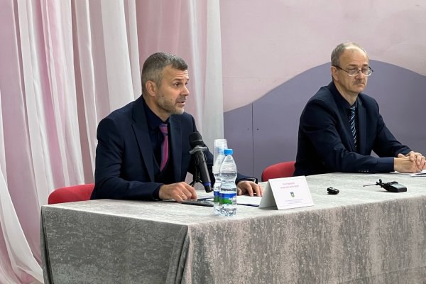 Мэрия Сыктывкара пересмотрит автобусную реформу Власти столицы Коми намерены откорректировать введенную год назад новую систему движения общественного транспорта поскольку она до сих пор вызывает недовольство сыктывкарцев Об этом сообщил врио главы муниципального образования Максим Мартышин сегодня на общегородской планерке которую он провел на выезде в поселке Краснозатонский Вы постойте на любой остановке что в городе что в Эжве Узнаете о себе много интересного с иронией обратился к подчиненным градоначальник Люди недовольны Давайте уже признаем ошибку и начнем ее исправлять   komiinform ru news 286041