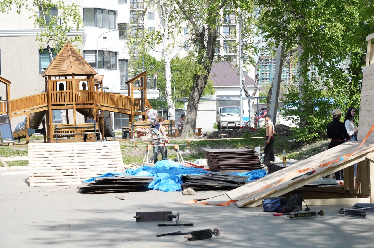 В Уссурийске приступили к обновлению скейт-парка Скейт-парк, расположенный на прилегающей территории МЦКД «Горизонт» пользуется особой популярностью у любителей катания на велосипедах, скейтбордах и самокатах. Это место притяжения юных уссурийцев в процессе эксплуатации износилось и требовало ремонта. По этой причине строители приступили к обновлению скейтодрома. Сейчас ведется работа по возведению новых рамп. В проекте предусмотрены универсальные горки для всех возрастных категорий. Построенные трюковые объекты будут соответствовать всем нормам и требованиям безопасности. Завершить модернизацию места для катания планируют уже в июне, и уже с началом каникул поклонники экстремальных видов спорта смогут опробовать площадку. Отметим, что существующий скейт-парк был построен в 2020 году, в рамках конкурса социально значимых проектов «Спортивный дворик». Проект от федерации велоспорта получил грант на реализацию из средств местного бюджета.