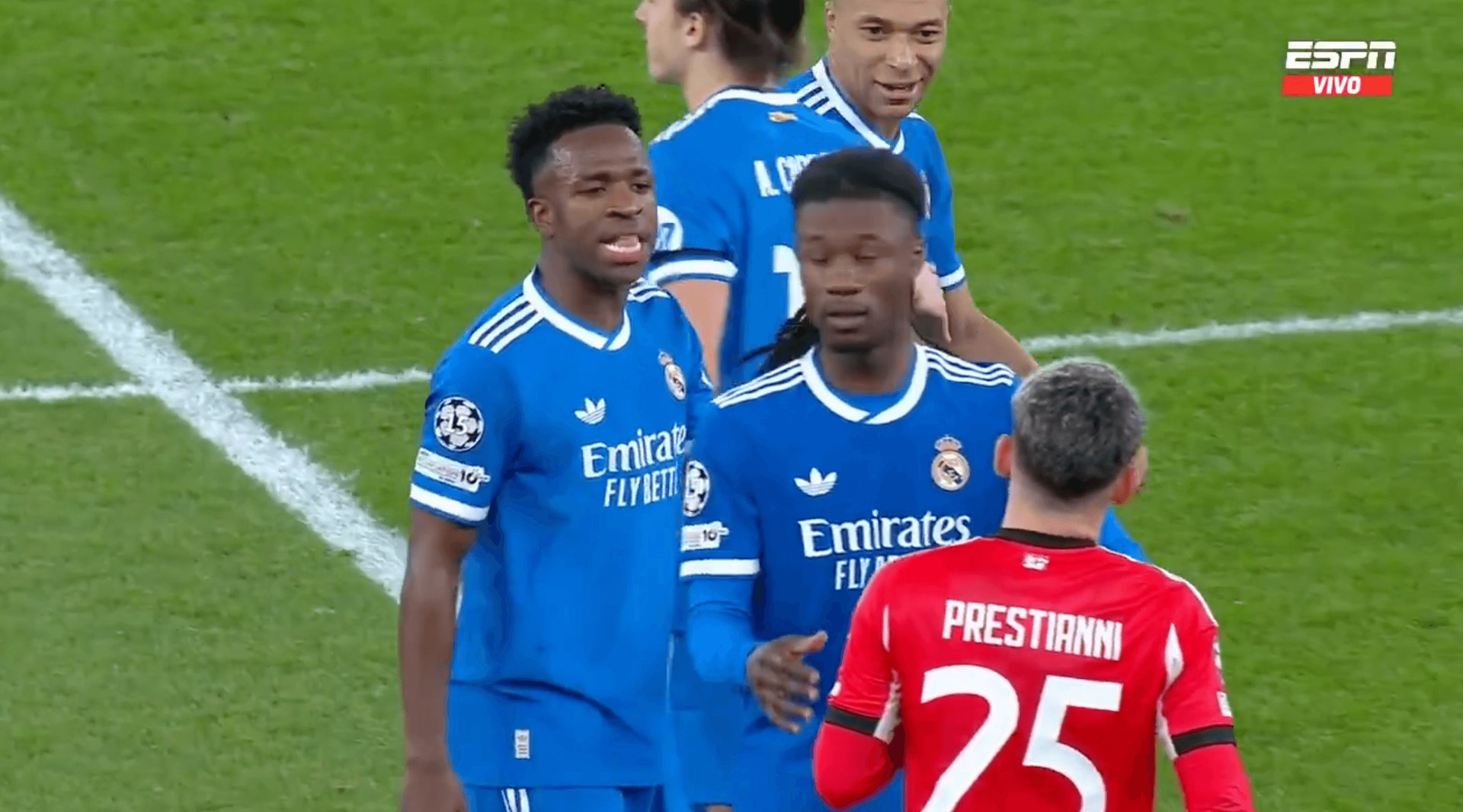 Бенфика назвала обвинения Винисиуса в расизме клеветнической кампанией и выразила полную поддержку Престианни Лиссабонцы уверяют что игроки Реала физически не могли слышать слова аргентинца а видео не подтверждает их реакцию Мы верим в версию своего футболиста чье поведение в клубе всегда основывалось на уважении к соперникам Если УЕФА все же найдет доказательства вины Джанлуки его ждет дисквалификация на 10 матчей