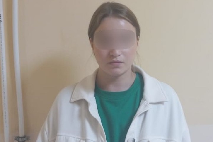В Екатеринбурге поймали девушку которая была в федеральном розыске Схвачена была 25 летняя особа на вокзале Екатеринбурга Она хотела удрать на поезде Томск Адлер в Краснодарский край Планировала выйти на станции Кавказская Но не тут то было Девушка уроженка Тюменской области Ее объявили в федеральный розыск так как она сбежала из под ареста Также она фигурирует в 10 делах связанных с покушением на сбыт запрещенных веществ Теперь беглянка в СИЗО Екатеринбурга Подпишись на КП Екатеринбург