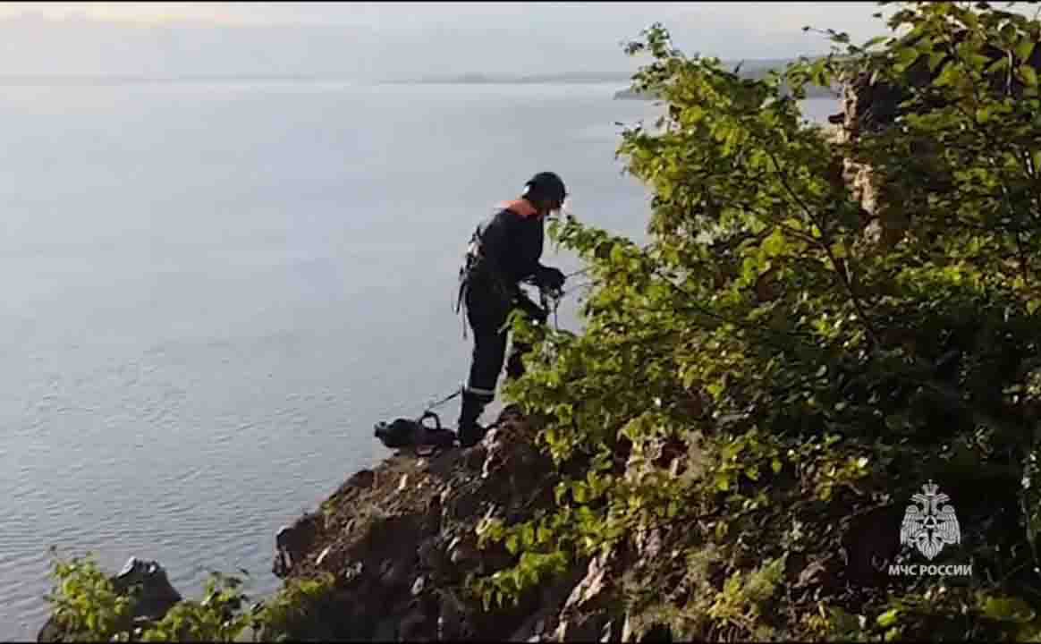 Нависающую скалу обрушили в Петропавловске Она угрожала гуляющим по набережной Авачинской бухты О том что огромный валун может сорваться со скалы Никольской сопки и упасть на головы прохожих в МЧС сообщил неравнодушный житель Петропавловска Он позвонил в службу 112 вечером 31 августа На место отправилась дежурная смена поисково спасательного отряда МЧС передаёт ИА Камчатское время Подробности по ссылке kamtime ru article e60c0899 b49d 4d16 96a0 bd8217eecaef