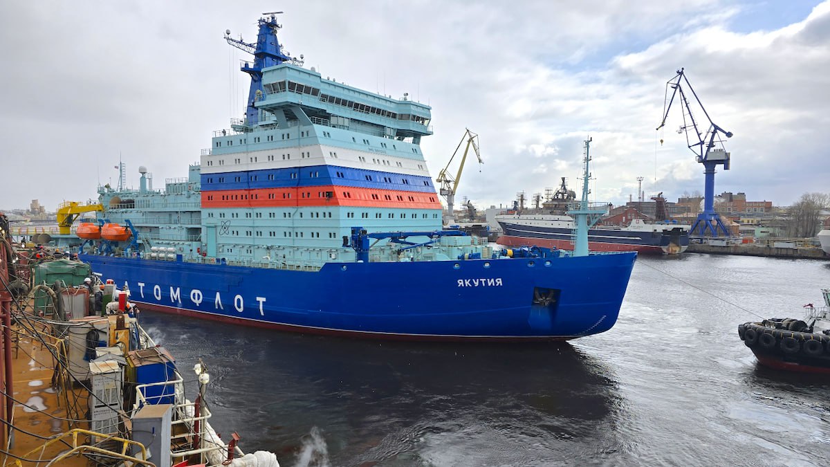 Балтийский завод заплатит 46 млн руб за задержку сдачи Якутии Арбитражный суд Москвы 27 ноября опубликовал решение о взыскании с Балтийского завода входит в ОСК в пользу ФГУП Атомфлот Росатом неустойки за задержку сдачи ледокола Якутия Балтийскому заводу придется заплатить 46 1 млн руб если решение вступит в законную силу Исковое заявление Атомфлота было зарегистрировано на сайте суда 8 июля 2025 г в нем компания требовала неустойку за 34 дня задержки сдачи судна По условиям договора который Балтийский завод и Атомфлот подписали в августе 2019 г завод должен был построить Якутию и передать ее заказчику 20 февраля 2025 г но акт приема передачи судна датируется 6 марта   Как следует из текста судебного решения задержку сдачи ледокола представители Балтийского завода объяснили трудностями возникшими в связи с поиском новых поставщиков оборудования вместо тех с кем пропала возможность сотрудничать из за международных санкций а также необходимостью импортозаместить часть оборудования Завод находится под санкциями Евросоюза и Канады Подробнее в материале на нашем сайте aoosk ru Подпишитесь на Ведомости Северо Запад