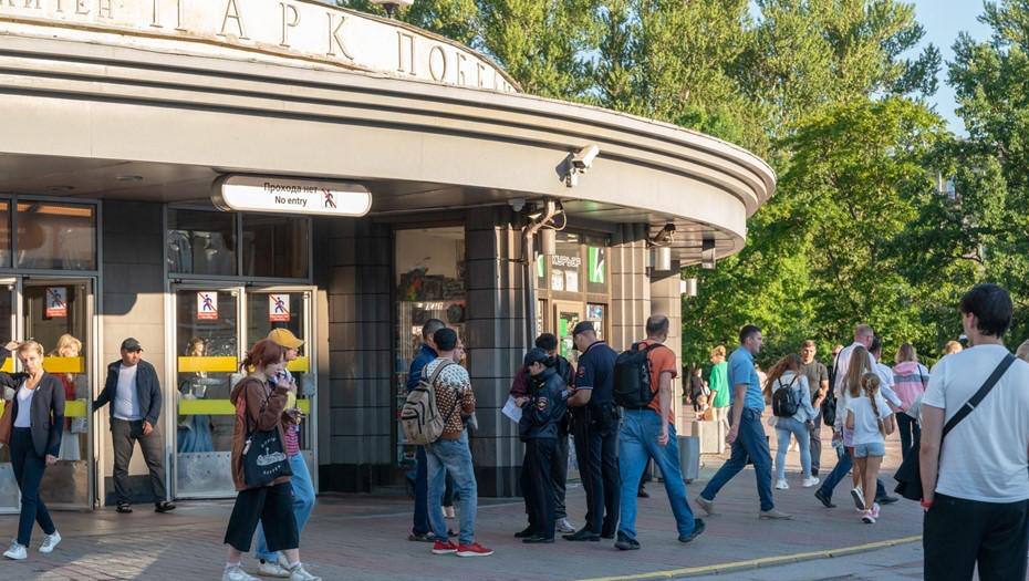 Госстройнадзор разрешил реконструкцию станции метро "Парк Победы". Её могут закрыть уже 28 июня Госстройнадзор Петербурга выдал разрешение на реконструкцию вестибюля станции "Парк Победы" на Московско-Петроградской линии метрополитена Северной столицы. Застройщиком выступает ГУП "Петербургский метрополитен". Срок действия разрешения — до 6 августа 2027 года. Станцию метро "Парк Победы" могут закрыть на реконструкцию 28 июня в этом году, но дата является предварительной, срок закрытия может измениться. Об этом сообщает 78.ru Михаил Тихонов/"ДП"