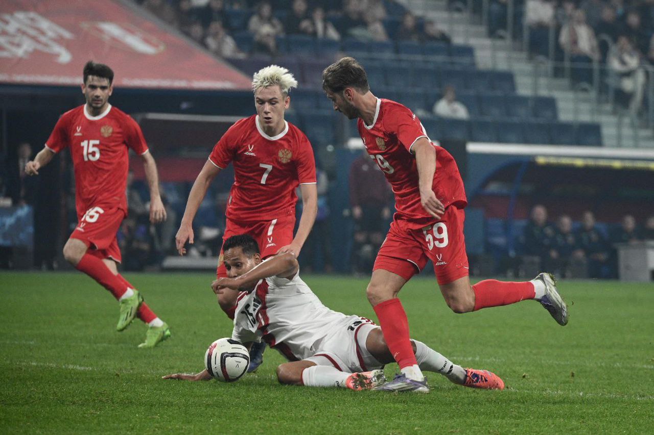 Сборная России в итоге сыграла с Перу 1 1 Иронично что ответный гол у перуанцев забил игрок с фамилией Валера Там Сафонов зевнул Россияне забили усилиями Миранчука и Головина В пустые ворота Там тоже вратарь удивил У сборной серия без поражений продолжается Уже 23 матча Алексей Булатов Читай нас в MAX Подпишись на Комсомольскую правду СПб