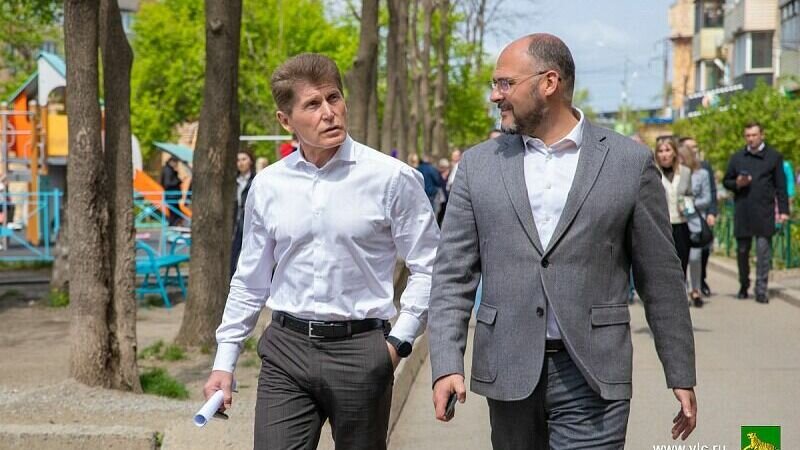 Глав муниципалитетов в Приморье будут выбирать по-новому Соответствующие поправки в закон обсуждают в краевом парламенте. Согласно изменениям, кандидатов на руководящий пост будет предлагать губернатор региона. «Вносятся изменения в закон об организации местного самоуправления в системе единой публичной власти, которые регламентируют проведение процедуры выборов глав муниципалитетов. У нас в федеральном законе прописано: если муниципальный округ является центром субъекта, то выборы проводятся из двух кандидатур, предложенных губернатором, главой субъекта представительного органа. И мы приводим краевое законодательство в соответствие с федеральным» , — пояснил РБК Приморье председатель комитета по региональной политике, законности и международному сотрудничеству Заксобрания края Джамбулат Текиев. Он отметил, что новшество коснется выборов мэра Владивостока — как центрального муниципалитета региона. В то же время эту федеральную норму закона решено масштабировать на весь Приморский край. То есть все главы будут избираться по такой же системе: высшее должностное лицо региона выдвинет две кандидатуры, из которых депутаты окружных дум должны будут выбрать одну. «Мы закрепим в нашем законе одноуровневую систему муниципального управления и, соответственно, определим процедуру выборов глав на местах. Считаю это правильным, губернатор напрямую сможет контролировать работу главы округа, сможет снимать его с должности в случае неисполнения или некачественного исполнения своих обязанностей, сможет оперативно оказывать поддержку», — уточнил Текиев. Как-то уже многим подзабылось, что в 2018 во время своей предвыборной гонки тогда еще ио губернатора Кожемяко обещал вернуть в Приморье ПРЯМЫЕ ВЫБОРЫ МЭРОВ. Только так глава города может быть настоящим хозяйственником, ответственным перед гражданами, которые его выбрали и политическим актором с огромным авторитетом. А в нынешней конфигурации муниципальной власти, мэр краевого центра это просто обслуга правительства и губернатора, который сам ничего не решает и не может ни на что повлиять.