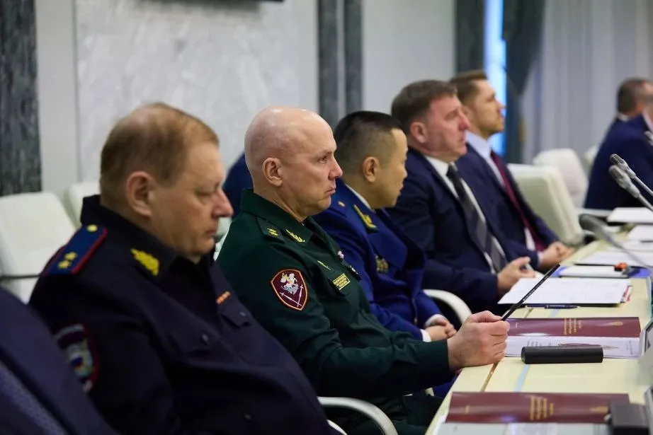 На заседании совета округа обсудили подготовку к паводкоопасному периоду и пожароопасному сезону 2026 года Заседание прошло под руководством Полпреда Президента РФ в ДФО Юрия Трутнева  Он подчеркнул необходимость готовности к погодным изменениям непрерывного мониторинга гидрологической обстановки объективного прогноза паводков и своевременной профилактики наводнений В ДФО проводятся превентивные мероприятия дноуглубительные и берегоукрепительные работы расчистка русел рек В Хабаровском крае в 2025 году расчистили пять рек в этом году продолжаются работы по двум Губернатор Дмитрий Демешин отметил что край уже вошел в пожароопасный и паводкоопасный периоды группировка сил наращена критических уровней воды не ожидается Пожароопасный сезон открыт в шести регионах ДФО Обновлено более 414 км минерализованных полос лесопожарные формирования переведены в режим повышенной готовности ХАБАРОВСКИЙ КРАЙ в МАХ