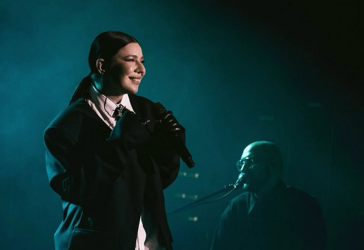 Певица Елка отказалась от украинского гражданства и стала россиянкой 43 летняя Елизавета Иванцив известная по хитам Прованс и На большом воздушном шаре вышла замуж за музыканта из Одессы Рождена Ануси Перед свадьбой артистка сделала важный шаг получила российский паспорт Сейчас супруги живут в Москве пишут СМИ Представитель певицы по поводу смены гражданства давать комментарии отказался Ранее у артистки возникли сложности с бизнесом в России из за просроченного украинского паспорта Обновить документы она не смогла из за СВО ее фирму пришлось закрыть Подпишитесь на Абзац TG VK Дзен MAX Rutube