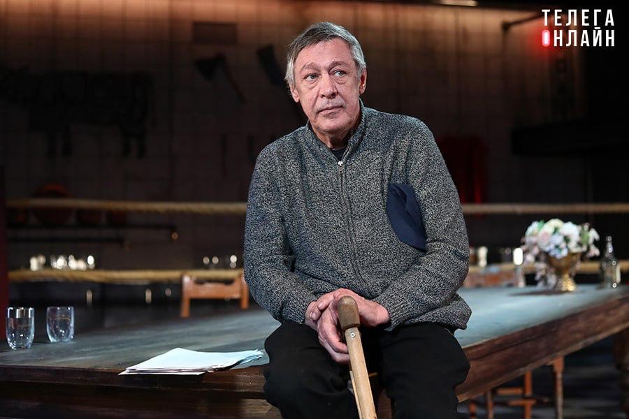 Скоро на экранах Михаил Ефремов готовится сыграть первую роль после освобождения. По данным СМИ, он уже подписал контракт на сумму 13 млн рублей и получил аванс в размере 3,5–4 млн рублей. Съемки начнутся в конце августа в Москве, закончатся в Беларуси. А еще говорят, что судимых на работу неохотно берут.