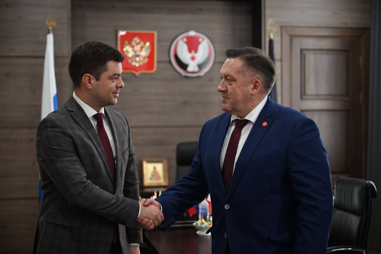 Депутаты Гордумы практически единогласно избрали на второй срок Дмитрия Чистякова Голосование за кандидатуру на должность главы Ижевска было тайным Только за 2025 год при его участии   отремонтировано 29 участков дорог   отреставрировано 4 фасада дома на Пушкинской   передан спортсменам Дворец единоборств   открыто новое здание школы 61   достроена детская школа искусств 3 в Столичном   масштабно обновляется патриотический центр Граница   продолжается благоустройство Березовой рощи Елки парка и Набережной И это лишь малая часть С глобальными изменениями город вошёл в трехлетку Начали большой ремонт в Центральном квадрате комплексно благоустраивается Удмуртская Впереди ремонт её проезжей части тротуаров обустройство зеленых зон и парковок Дмитрий Александрович мои поздравления Знаю как вы искренне переживаете за город и его жителей Только вперед