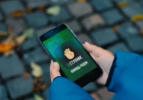 ℹ  Омская область представила успешный опыт внедрения цифрового сервиса «Заступник»  В пресс-центре ТАСС состоялась пресс-конференция, посвященная итогам работы цифрового сервиса «Заступник», направленного на обеспечение безопасности детей. Особое внимание было уделено опыту Омской области, ставшей пилотным регионом проекта.    За 3,5 года использования приложения в регионе более 2 тысяч детей получили помощь благодаря обращениям через «Заступник». Более 72 тысяч родителей подключились к системе, что позволило создать эффективную сеть реагирования на экстренные ситуации, – отметил зампред областного правительства Иван Колесник. – Внедрение мобильного приложения «Заступник» в работу региональной системы профилактики позволяет нам добиваться положительной устойчивой динамки при создании безопасных условий для наших детей.    Руководитель проекта Антон Беляков отметил, что Омская область продемонстрировала эффективную модель взаимодействия между органами власти, образовательными учреждениями и волонтерскими организациями. Планируется масштабирование проекта на другие регионы. Основная функция приложения – тревожная кнопка: при нажатии или встряхивании телефона, даже в заблокированном состоянии, сигнал поступает родным, и активируется запись звука для понимания ситуации.