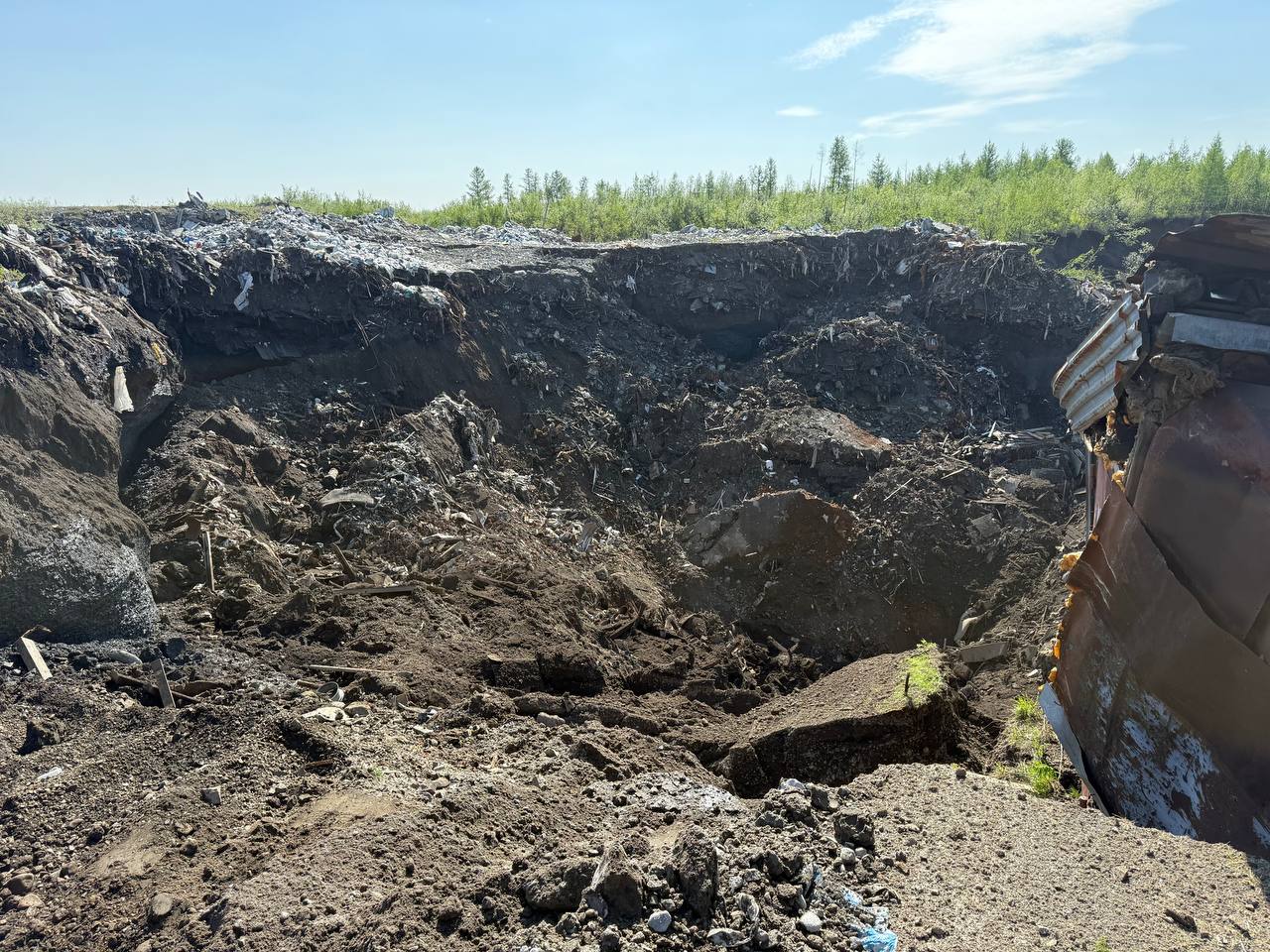 Грунт на глубине 25 метров обрушился недалеко от рудника "Маяк" в Норильске, на месте обвала находился вагончик, предположительно, с женщиной-сторожем, идет поиск пропавших, сообщает краевая прокуратура. Обрушение грунта, вероятно, вызвано оттаиванием почвы, сам рудник находится примерно в километре от места ЧП. / Все наши каналы