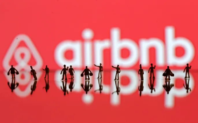 Если вы ждете, когда в Россию вернется Airbnb и Boooking, то зря. Отрасль против возвращения зарубежных игроков. Возвращение в Россию иностранных сервисов, в том числе Booking.com и Airbnb, перечеркнет усилия по созданию технологического суверенитета России в отрасли цифрового туризма — заявил директор Ассоциации туристических агрегаторов АТАГ Александр Брагин на парламентских слушаниях профильного комитета Госдумы в рамках форума "Путешествуй". Эксперты согласились с этим мнением. Задача государства на данном этапе - поддержать дальнейшее развитие отечественных туристических онлайн-сервисов. У глобальных игроков есть неограниченные финансовые возможности, огромный сетевой эффект и десятилетия работы над продуктом. В случае их возвращения мы снова получим монополизацию рынка и неограниченный доступ к персональным данным иностранных структур с локацией пользователей и их передвижениями. В этой связи предлагаем нормативно ограничить возможность для возвращения глобальных компаний на наш рынок". Он напомнил, что до момента своего ухода с российского рынка Booking.com и Airbnb фактически доминировали, занимая до 75-80%, и навязывали жесткие условия отелям и арендодателям. При наличии своих аналогов странно платить зарубежным сервисам за организацию путешествий внутри страны и выводить при этом из государства огромные деньги.
