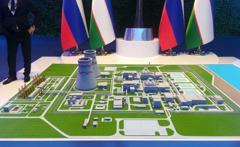 В Узбекистане зальют первый бетон для АЭС в марте 2026 года Активная фаза строительства атомной станции в Узбекистане начнётся в марте 2026 года с заливки первого бетона. Об этом сообщил директор Агентства по атомной энергии Азим Ахмедхаджаев. Сейчас на площадке в Джизакской области ведутся земляные работы и подготовка котлована. Изначально проект предусматривал шесть малых реакторов по 55 МВт, но позже он был скорректирован — планируется установка двух крупных блоков по 1000 МВт и двух по 55 МВт покрытие до около 21% текущего энергопотребления Узбекистана . Кроме того, Узбекистан и Россия подписали соглашение о возможном строительстве ещё двух энергоблоков большой мощности ВВЭР-1000 с перспективой расширения до четырёх покрытие до около 40% текущего энергопотребления Узбекистана .