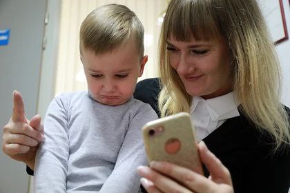 Гаджеты стали “ремнем” XXI века: В методах воспитания детей проявились новые тренды Больше половины россиян – участников исследования ВЦИОМ – признались, что их в детстве родители воспитывали через нравоучения и наставления. Каждого третьего ставили в угол за провинности. Каждого четвертого отхаживали ремнем 26% . Почти столько же признались, что получали от родителей затрещины, подзатыльники 24% или же их лишали телевизора\ прогулок 24% . А каждого десятого 12% лишали карманных денег. Ну а нынешние мамы с папами своих детишек пальцем ни-ни? На разговоры в воспитании детей опираются аж 75%. Физические наказания не исчезли совсем, но стали мягче и используются гораздо реже. А второе место среди наказаний после разговоров уверенно держат регулирующие методы – лишение гаджетов, соцсетей и ТВ. А вы наказываете своих детей? Если да, то как? источник #СоюзРодителейВместе Прислать новость Telegram YouTube Чат для общения:
