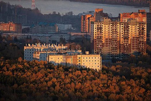 Сейчас на рынке аренды жилья наблюдается небольшой спад стоимости, который продолжится зимой, считает эксперт по направлению аренды в АН «Этажи» Владислав Анисимов. О будущем цен он рассказал в беседе с «Лентой.ру».  По словам эксперта, снижение цен на аренду жилья можно заметить с середины октября 2024 года. Это обусловлено тем, что спрос на аренду ежегодно падает после сентября из-за конца сезонности аренды квартир.  «Спрос упал примерно на 20-40 процентов в сравнении с августом и сентябрем, исходя из более низкого спроса от арендаторов, собственники вынуждены немного опускать цены, чтобы сдать квартиру быстрее. Колоссального падения цен пока нет, наблюдается спад около 5-7 процентов от значений июня-августа 2024 года. Цены снизятся еще около 2-5 процентов с наступлением зимы, но это будет несущественный спад», — уточнил Анисимов.