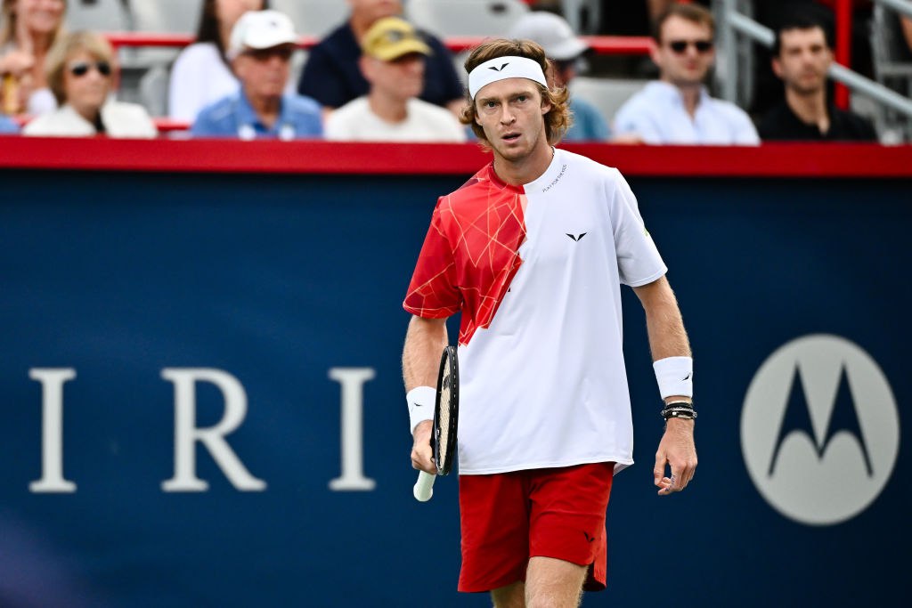 Андрей Рублев преодолел первый круг турнира ATP 500 в Пекине  В стартовом матче россиянин победил испанца Пабло Каррено‑Бусту со счётом 6:0, 4:6, 6:4.  Дальше его ждёт матч с Алехандро Давидовичем-Фокиной, тоже из Испании.       Minas Panagiotakis/Getty Images