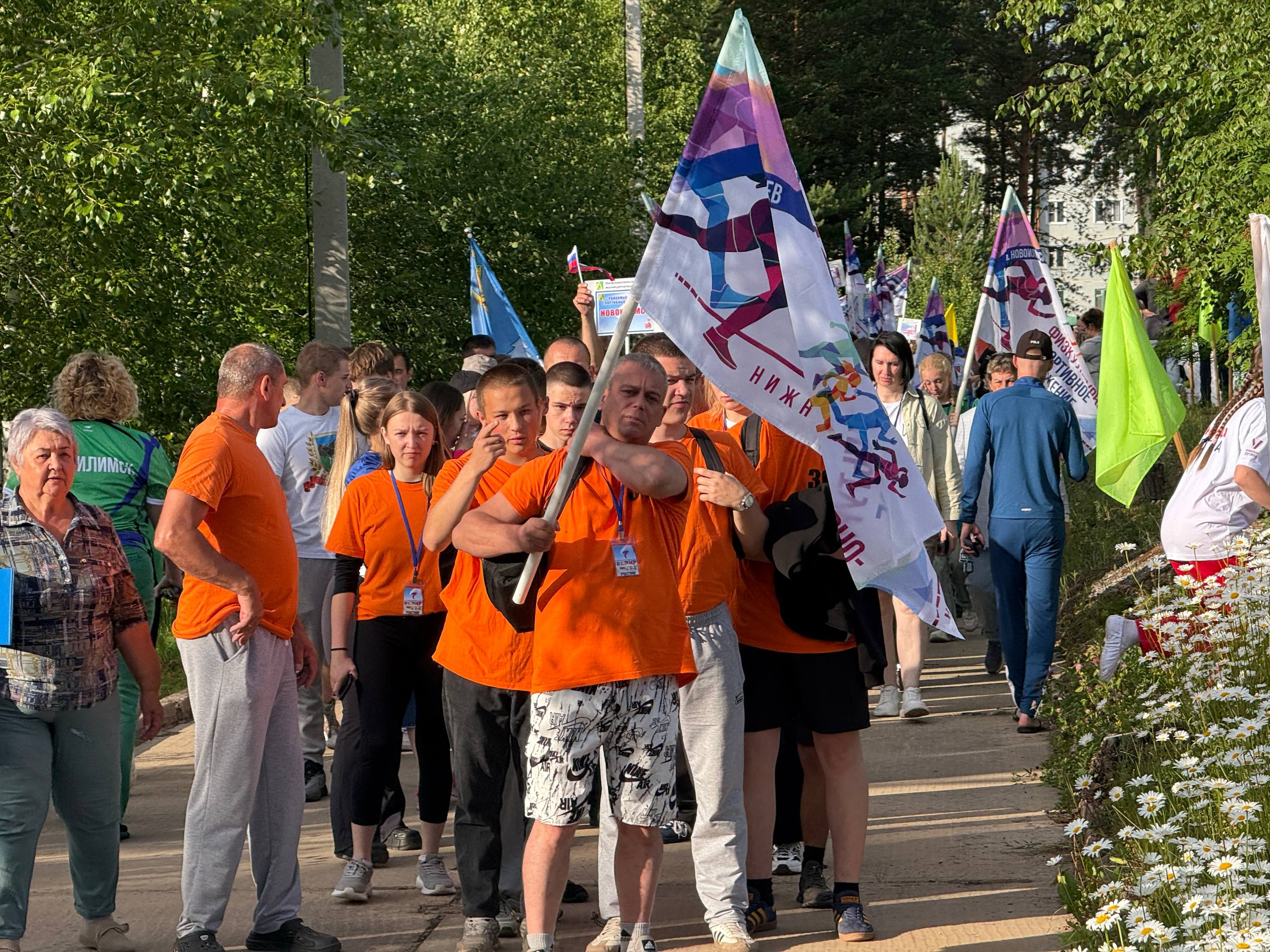 289 участников на старте! В Нижнеилимском районе стартовали 44-е Летние районные игры Сразу 11 команд из разных поселений вышли на спортивные площадки в рамках 44-х Летних районных игр. В этом году участие принимают 289 человек — от школьников до опытных спортсменов, от работников школ до глав поселений. Впервые в программу включён лазертаг, а всего соревнования пройдут по дисциплинам: волейбол, мини-футбол, баскетбол 3х3, армрестлинг, легкоатлетическая эстафета, настольный теннис, перетягивание каната, стрельба из пневматической винтовки, шашки, бросок гири и швунг гантели. Команду Железногорска-Илимского возглавляет глава города Павел Березовский, который напутствовал ребят: «Желаю нашей команде энергичных и честных игр. Хорошо провести время и привезти победу. Желаю всем командам получить заряд эмоций и проявить себя на все 100». Впереди три насыщенных соревновательных дня — пожелаем удачи участникам и болеем за своих!