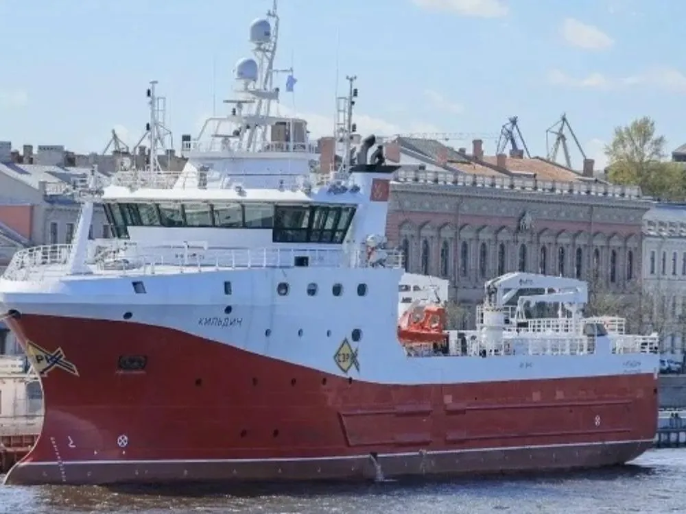 В Санкт Петербурге объявили о готовности краболова процессора Кильдин приступить к работе в Арктике На Английской набережной в Санкт Петербурге состоялась торжественная церемония поднятия государственного флага на краболове процессоре Кильдин В ней принял участие губернатор Архангельской области Александр Цыбульский Глава региона подчеркнул что такие проекты направлены на увеличение объемов добычи краба трески пикши насыщение внутреннего рынка и выполнение задач поставленных президентом России Владимиром Путиным по росту потребления рыбной продукции Кильдин построен на судостроительном заводе Красное Сормово в Нижнем Новгороде по заказу архангельской компании в рамках реализации инвестпрограммы по обновлению рыболовного флота Стоимость строительства составила более 3 млрд рублей В сутки Кильдин способен вылавливать и обрабатывать до 40 тонн камчатского краба Экипаж судна составляет 38 человек автономность хода 50 суток Фото пресс служба губернатора и правительства