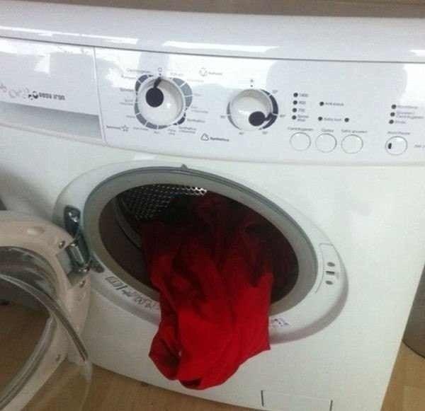 Новая фобия Москвичку ударило током пока она принимала душ всё из за включенной стиральной машины Включив стиральную машинку девушка залезла в душ и её ударило током прямо через воду К счастью удар был не очень сильный и москвичка отделалась лишь испугом Предположительно дело в старой проводке в доме у приборов подсоединённых к трубе отсутствовало заземление По другой версии удар произошёл из за того что соседи подключили заземляющий кабель к трубе Эксперты настоятельно рекомендуют не запускать электроприборы когда принимаете ванну установить пластиковые трубы вместо металлических и подключить УЗО прибор который отключает электричество при неполадках с проводкой