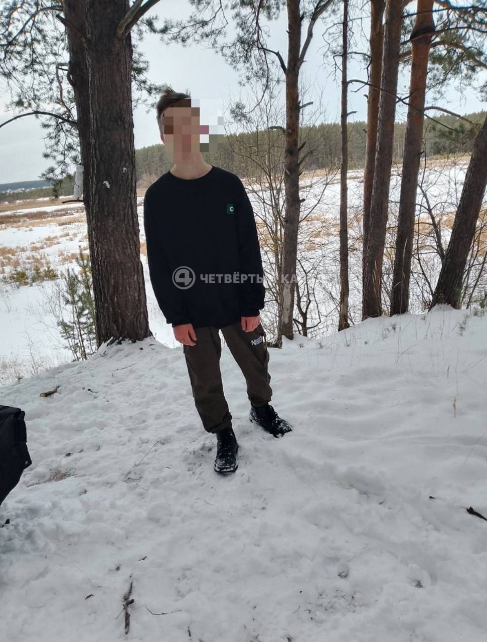 Подросток погиб после драки со сверстником из-за часов  Инцидент произошёл на дороге между Косулино и станцией Арамиль. По информации из местных чатов, конфликт между парнями возник из-за часов.   Во время ссоры один из подростков сорвал с руки другого часы и порвал ремешок. Это спровоцировало вспышку ярости у погибшего — он попытался наброситься на обидчика. В ответ тот нанёс удар в солнечное сплетение, от которого юноша потерял сознание.  «Мальчик очень сильно разозлился, полез на обидчика, а тот ударил ему в солнечное сплетение. Что-то у него там разорвалось от удара, как мне сказали. Он был в сознании сначала, ещё живой, его откачивали. Приехала скорая, но спасти не получилось», – рассказал очевидец.    – надо рассчитывать силу     - это трагическая случайность