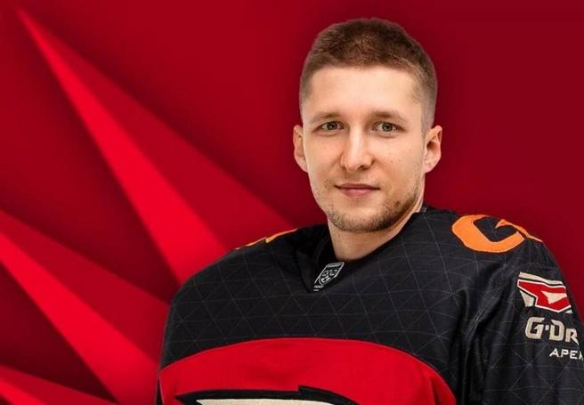 «Авангард» покинул вратарь Михаил Бердин, сообщили в тг-канале клуба. Контракт расторгли по соглашению сторон без выплат компенсаций.   Бердин пропустил большую часть прошлого сезона из-за травмы. Он подписал контракт с «Авангардом» летом 2024 года.   В сезоне-2024/25 он провел 11 всего матчей, в которых одержал 7 побед и отразил 92,9 % бросков.  #ОмскийЛед   ⏹