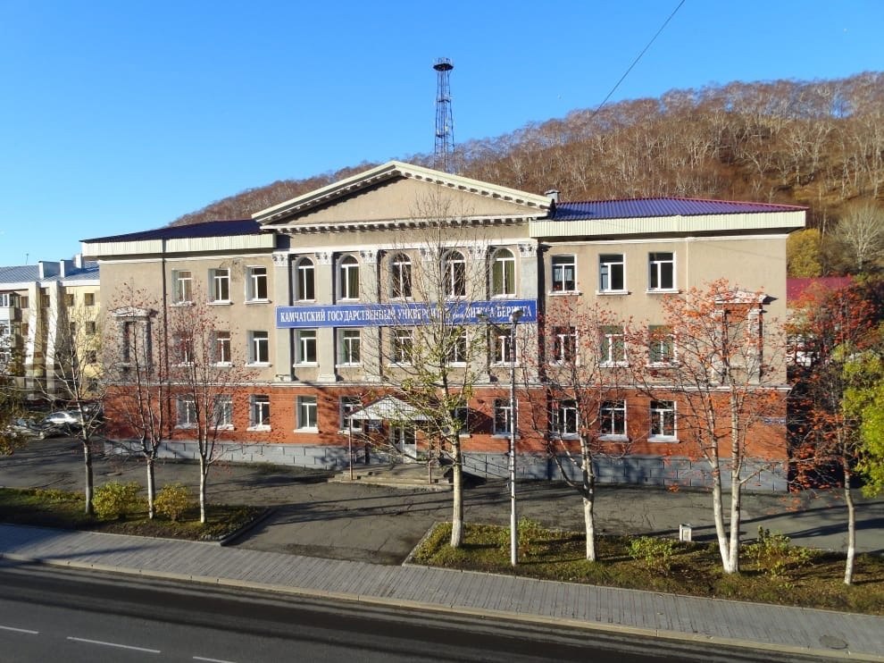 Цифровую карту экосистем Камчатки создадут на президентские средства Ученые Камчатского госуниверситета им Витуса Беринга и Ботанического сада института ДВО РАН получили грант Президентского фонда природы почти на 10 млн рублей Средства пойдут на создание детализированных карт экосистем Камчатки сосредоточившись на Сети природных парков Вулканы Камчатки объекте ЮНЕСКО где 15 территории полуострова страдает от растущего турпотока Проект охватывает пять ключевых кластеров от лавовых полей до альпийских лугов Ученые оценят экосистемные услуги вроде производства кислорода чистой воды и биоразнообразия а также отследят как вулканизм и климат меняют флору Карты помогут внедрить умное зонирование вместо запретов спроектировать экотропы и организовать мониторинг в реальном времени минимизируя ущерб от туристов Инициатива стала одной из 157 победителей февральского конкурса фонда 2026 года на 1 млрд рублей общим объемом Камчатка лидирует среди регионов по числу поддержанных экопроектов балансируя экотуризм и сохранение уникальной природы для будущих поколений