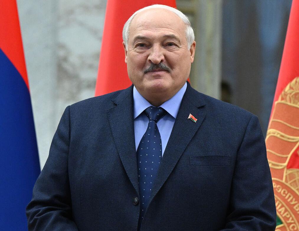 Лукашенко сообщил что недавно в первый раз прошел полное медицинское обследование Анализы показали хорошие результаты Я недавно первый раз в своей жизни за два дня прошел полное медицинское обследование Что они только не творили со мной и даже в мозги залезли И некоторые спецслужбы интересует здоровье читаю же интернет там пишут что умирает Я говорю слушайте я не против передайте все исследования и пусть опубликуют Тем более я рад все нормально отметил 70 летний белорусский лидер Новости Дня