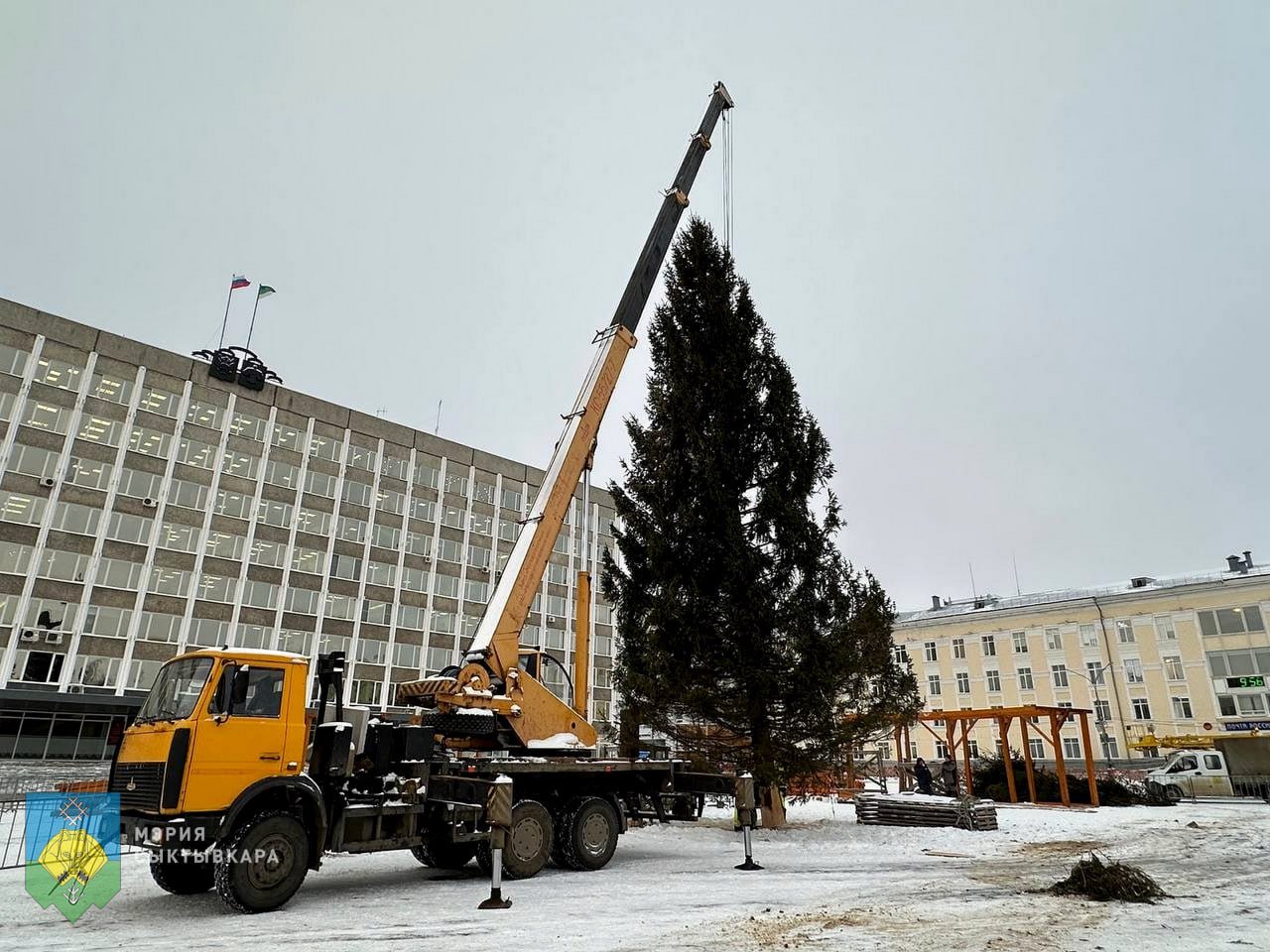 На Стефановской площади устанавливают 18-метровую ель  В мэрии столицы Коми объяснили, почему дерево ассиметрично и каким образом ему добавят пышности.