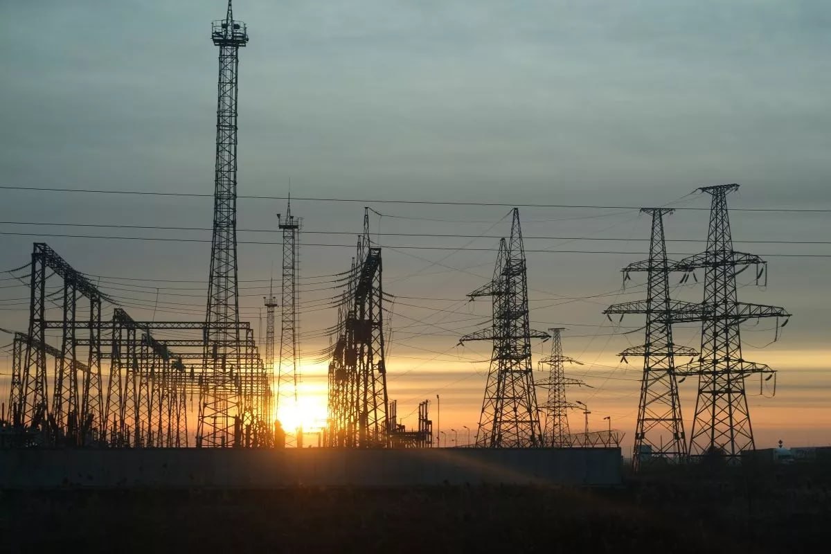 В Краснодарском крае построят новые мощности для устранения энергодефицита Правительство РФ утвердило программу строительства новых энергообъектов в Краснодарском крае Согласно опубликованному документу строительство развернётся на пяти объектах на Ударной ТЭС появится парогазовая установка мощностью 235 МВт в 2029 году и две ПГУ по 160 МВт каждая в 2030 году На Динской ТЭС в 2030 году планируется возвести две парогазовые установки мощностью по 235 МВт Краснодарская ТЭЦ получит паросиловую установку на 150 МВт уже в 2028 году а Джубгинская ТЭС газотурбинный блок на 160 МВт к 2030 году Наиболее мощным объектом станет парогазовая установка на 480 МВт на Сочинской ТЭС ввод которой намечен на 2033 год Кубанские Новости Мы в MAX