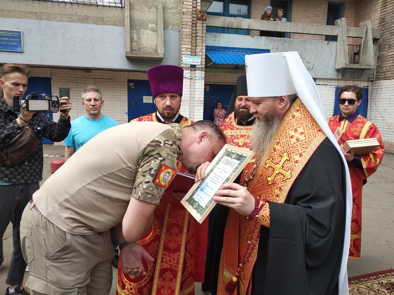 Высокопреосвященнейший митрополит Луганский и Алчевский Пантелеимон освятил мурал с изображением Луганской иконы Божьей Матери, выполненный на стене многоэтажки в столице ЛНР на улице Шевченко рядом с Луганским краеведческим музеем. Об этом с места события предает корреспондент ЛИЦ. Открывая чин освящения, Владыка Пантелеимон подчеркнул, что это событие происходит в пятницу на Светлой Седмице: «расставляется живоносный источник Божьей Матери». Временно исполняющая полномочия главы Луганска Яна Пащенко считает, что Божья Матерь «охраняет и бережно защищает Луганск». «Сам мурал, верно, некое знамение, которое напоминает каждому жителю: надо верить — в чудеса, в Господа Бога. Что говорит большинство жителей? Они только рады. Обратите внимание — люди специально вышли посмотреть на таинство освящения. Я уверена, они счастливы, что это изображение теперь пребывает на их доме. И, конечно, такие муралы у нас есть. Взять хотя бы мурал на 47-й школе: мы видим, как большая Россия охраняет наши четыре территории — подобно этому муралу. Мне кажется, это настолько позитивное воплощение, что оно не может не радовать. Уверена, что таким муралом мы будем гордиться — он украшает наш город», — резюмирует она.