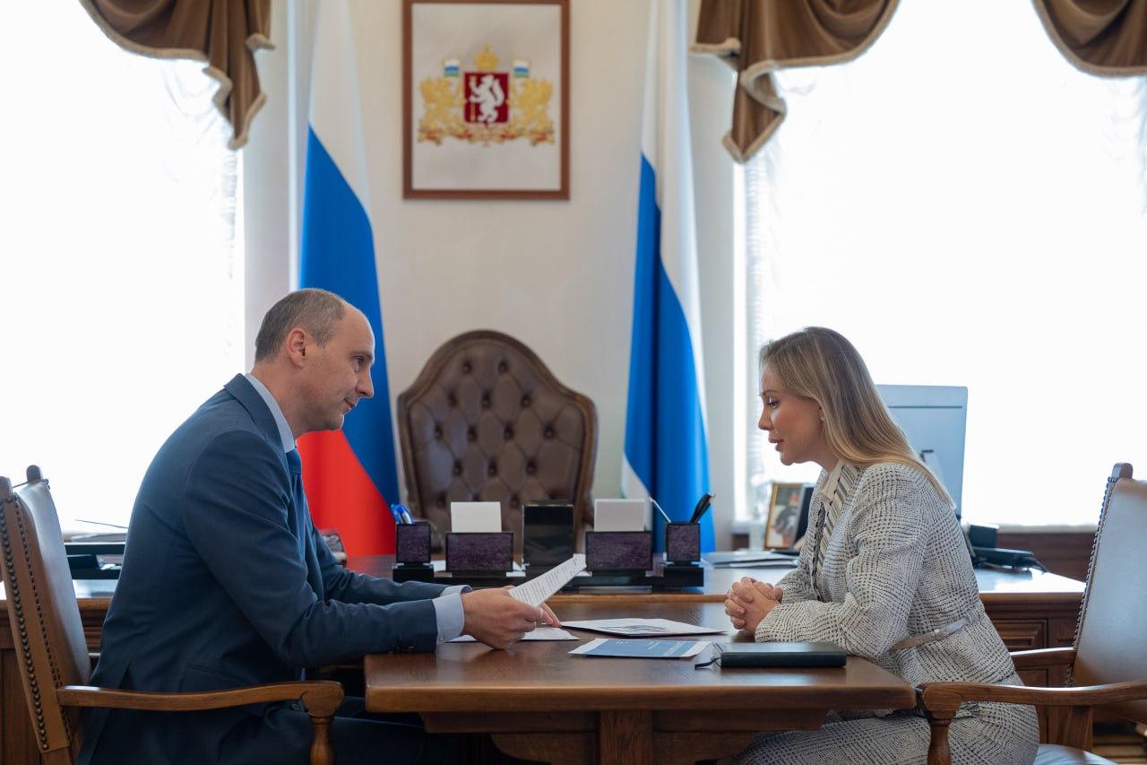 Средний Урал примет эстафету проведения Всероссийского форума «Россия — Дом народов» в 2026 году  Об этом глава Свердловской области Денис Паслер договорился в ходе рабочей встречи с руководителем Дома народов России Анной Полежаевой в Екатеринбурге 1 июля.  На встрече Денис Паслер и Анна Полежаева также обсудили реализацию в Свердловской области социально значимых проектов в 2025–2026 годах, направленных на объединение народов для продвижения приоритетов государства, традиционных ценностей и единства в действиях на благо развития страны.  Ранее вклад уральцев в укрепление единства народов России был отмечен на Всероссийском форуме «Россия — Дом народов», организованном Федеральным агентством по делам национальностей России и Домом народов России в июне 2025 года в Грозном.    департамент информационной политики Свердловской области   Подписаться на «ОГ» Прислать новость Поддержать канал