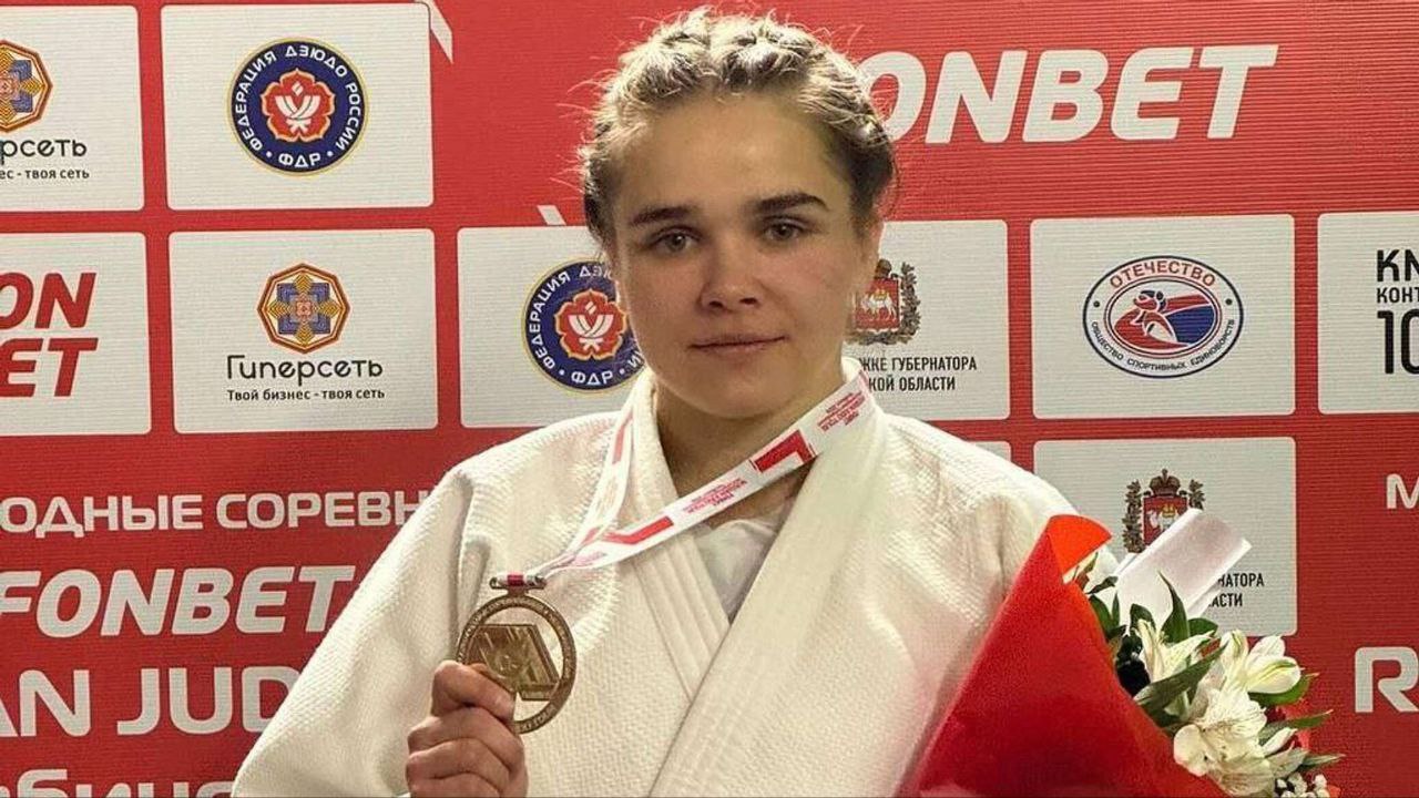 Яна Макрецкая выиграла бронзовую награду этапа серии международных соревнований по дзюдо Russian Judo Tour в Красноярске   В весовой категории до 63 кг белоруска боролась вместе с соотечественницей Полиной Слесаренко и сумела победить.    Отметим,  Яна уступила на стадии четвертьфинала, после чего прошла двух соперниц в утешительной сетке. Слесаренко стартовала на турнире с двух побед, но в полуфинале уступила многократной чемпионке России Камиле Бадуровой.    В итоге белоруски сошлись в поединке за бронзовую медаль, сильнее в котором оказалась Макрецкая.   Пятое место у Артема Колосова, выступающего в весе до 60 кг.  Наш дзюдоист одержал четыре победы, но в схватке за третье место проиграл Камолиддину Бахтиерову из Узбекистана.