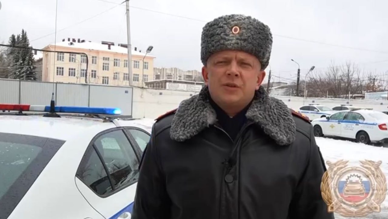 Избегать поездок пока погода не стабилизируется главный госавтоинспектор Башкортостана обратился к водителям Начальник ГАИ Башкирии Владимир Севастьянов выступил с обращением к автовладельцам после серии тяжелых дорожно транспортных происшествий По его словам причиной роста числа аварий стали неблагоприятные погодные условия снег с дождем сильные ветра гололед и снежные заносы Севастьянов сообщил что на федеральных и региональных трассах усилено патрулирование экипажами ДПС Дополнительные наряды выставлены на наиболее опасных участках дорог где возможны осложнения дорожной обстановки Главгосавтоинспектор настоятельно попросил участников дорожного движения избегать путешествий особенно ночью пока погода не стабилизируется Тем кому поездка необходима он посоветовал убедиться в техническом состоянии своего транспортного средства и неукоснительно соблюдать ПДД При отключении интернета доступен наш канал в Max Честно говоря ВК MAX подписывайтесь