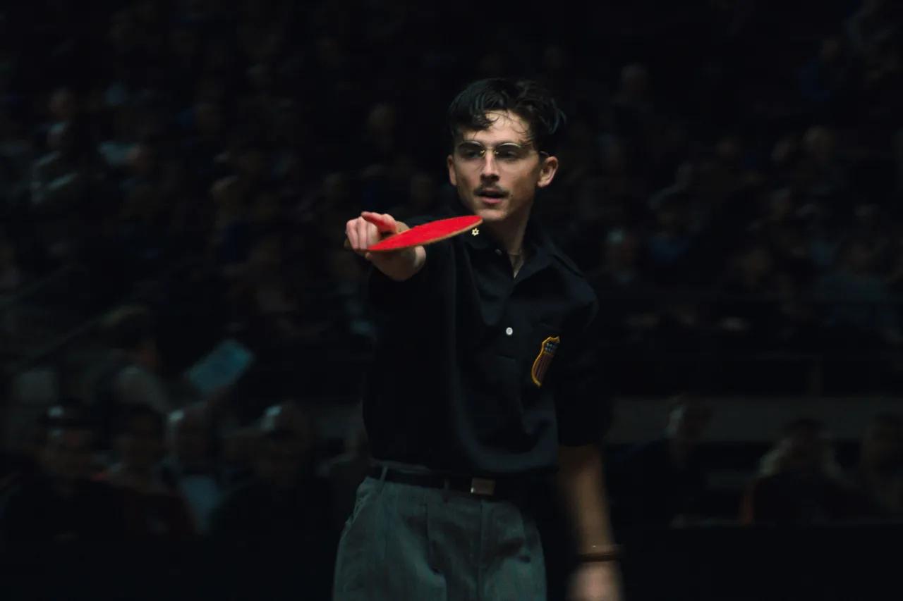 Медиа по всему миру начинают подводить итоги года Rolling Stone выкатил список 20 лучших фильмов которые вышли или еще успеют выйти в 2025 м и охарактеризовали его так Эти 20 фильмов не просто главные события последних 12 месяцев Скорее всего мы будем пересматривать их из года в год От эпической истории сопротивления до личного переосмысления классики готического ужаса Вот они главные шедевры уходящего года по мнению издания 20 Орудия Зак Креггер 19 Франкенштейн Гильермо дель Торо 18 Поколение романтиков Цзя Чжанкэ 17 Финикийская схема Уэс Андерсон 16 Как стать цесаркой Рунгано Ниони 15 Оруэлл 2 2 5 Рауль Пек 14 С наилучшими пожеланиями для всех Юта Симоцу 13 Универсальный язык Мэттью Рэнкин 12 Эддингтон Ари Астер 11 День Питера Худжара Айра Сакс 10 Сентиментальная ценность Йоаким Триер 9 Марти Великолепный Джошуа Сэфди 8 Прости детка Ева Виктор 7 Метод исключения Пак Чхан Ук 6 Простая случайность Джафар Панахи 5 Новая волна Ричард Линклейтер 4 Сны поездов Клинт Бентли 3 Черный мешок Стивен Содерберг 2 Хамнет Хлоя Чжао 1 Битва за битвой Пол Томас Андерсон И да на фото Тимоти Шаламе в фильме Марти Великолепный