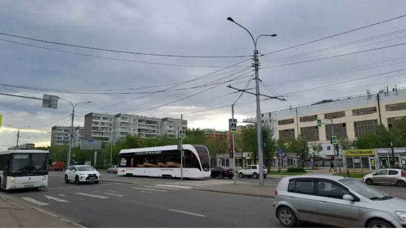 Городские новости Красноярск Суд расторг концессию с Мовистой по красноярским трамваям Компания не приступила к модернизации сети но требует от города более 300 млн рублей Арбитражный суд Красноярского края расторг концессионное соглашение между администрацией города краем и компанией Мовиста Регионы Красноярск подписанное в марте 2023 года для модернизации трамвайной инфраструктуры Об этом говорится в решении суда от 22 сентября По условиям договора концессионер обязался до конца 2025 года вложить 23 млрд рублей реконструировать существующие пути построить линию в Солнечный модернизировать депо и закупить 50 вагонов Однако работы так и не начались В компании заявили что проект уперся в финансирование кредитное соглашение и финансовое закрытие подписаны не были После этого мэрия подала иск о расторжении договора Мовиста согласилась с расторжением но потребовала взыскать с города затраты на кредиты и проценты Сейчас сумма требований компании превышает 300 млн рублей Этот спор выделен в отдельное производство первое заседание назначено на 7 октября Решение о расторжении концессии пока может быть обжаловано в Третьем арбитражном апелляционном суде Красноярск трамвай Мовиста концессия решениесуда расторгнуто Затрамвай