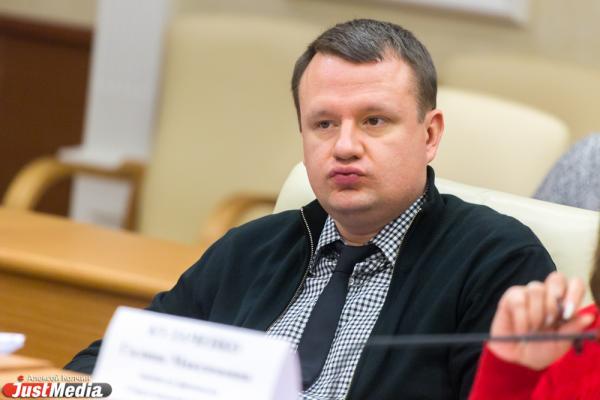 Свердловский областной суд рассмотрел апелляцию экс директора Екатеринбург Экспо Игоря Данилова и смягчил ему приговор Из приговора первой инстанции исключили осуждение по ч 1 ст 285 УК РФ Злоупотребление должностными полномочиями За присвоение и растрату ему назначено наказание в виде лишения свободы на срок 4 года 6 месяцев со штрафом 800 тысяч рублей условно с испытательным сроком 4 года 6 месяцев В остальной части приговор оставлен без изменений В июле 2025 года Ленинский районный суд приговорил Данилова к пяти годам условно с таким же испытательным сроком и штрафом в размере 800 тысяч рублей justmediaru
