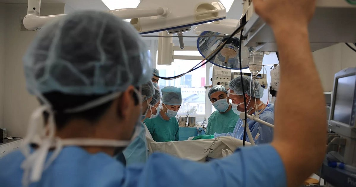 Мальчику, покусанному хаски в Сочи, сделали очередную пластическую операцию Операция по восстановлению переносицы длилась около двух часов. Отец ребенка Валентин Королев сообщил, что она прошла успешно. Мальчик чувствует себя хорошо. Предыдущая операция по пластике носа длилась шесть часов: в июле хирурги восстанавливали нос из костной ткани лба. В начале июня врачи установили мальчику экспандер на лоб для растяжения кожи лица. Григорий Сысоев / РИА «Новости» Связь с редакцией: Подписаться на «Утренний Юг»