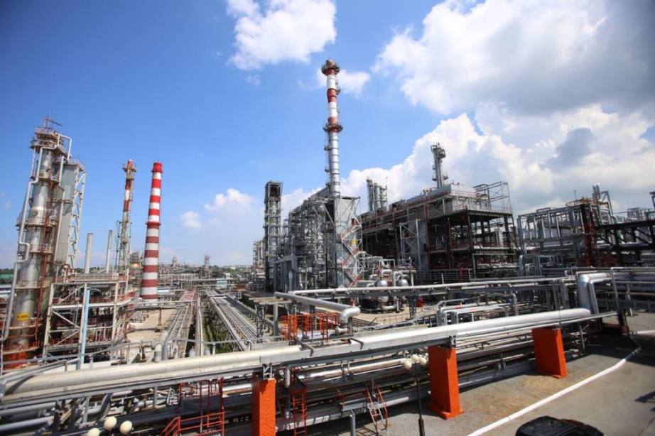 В Хабаровском крае появится еще один нефтеперерабатывающий завод  Мощность нового нефтеперерабатывающего завода будет в два раза выше существующего завода – 10 миллионов тонн. Разработку проекта ведет Независимая нефтяная компания  ННК .  Также на Дальнем Востоке планируют построить и другой НПЗ, который расположится на Сахалине.   Ввод в эксплуатацию новых НПЗ должен помочь снизить дефицит нефтепродуктов в ДФО.  VL Pro NEWS - подпишись, это интересно