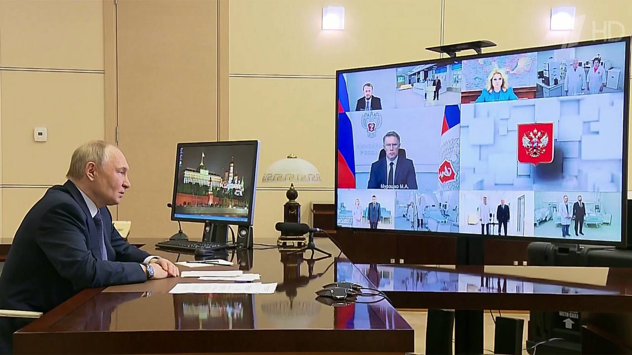 Президент России Владимир Путин поручил установить телемедицинские консультации между федеральными центрами и учреждениями исторических регионов. Данный вопрос был затронут во время открытия городской поликлиники №12 в Луганске. Глава государства обратил внимание, что врачам из воссоединенных регионов будет полезно консультироваться с коллегами из федеральных центров с помощью видеосвязи. «Посмотрите и организуйте работу, потому что коллегам в этих регионах сложнее приходится, чем в других местах, по целому ряду обстоятельств. Можно и нужно помочь вот таким образом напрямую устанавливать связь с крупными, хорошо функционирующими, подготовленными центрами, имеющими высококвалифицированных специалистов», — обратился Путин к министру здравоохранения РФ Михаилу Мурашко.