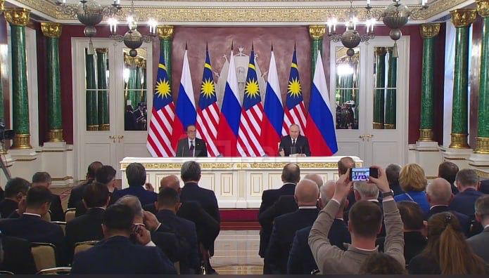 Владимир Путин выступает с заявлением по итогам российско-малайзийских переговоров. Подпишись на «Говорит Москва»