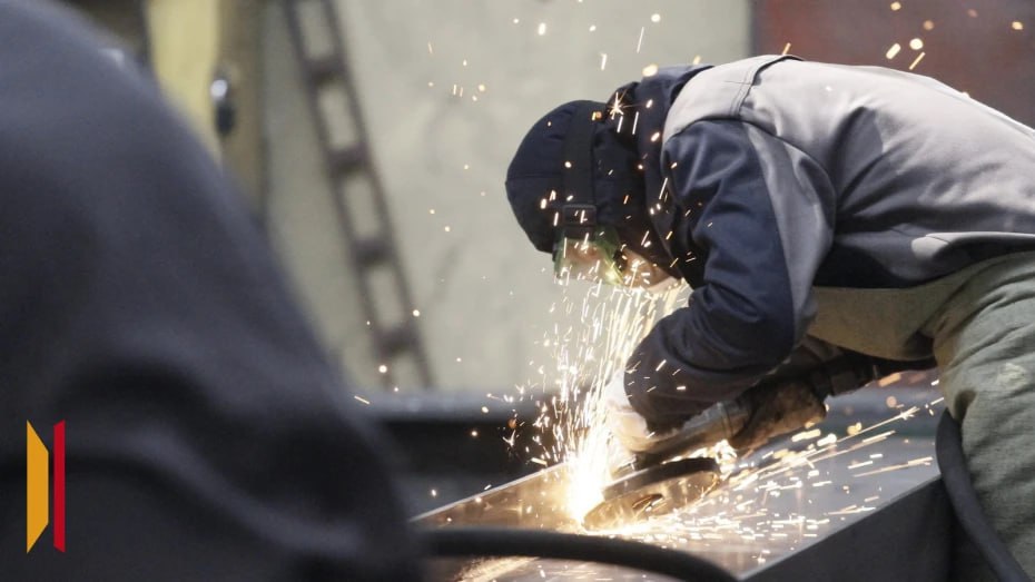 Названы самые востребованные профессии в Воронежской области С 2025 года в рамках федерального проекта Управление рынком труда нацпроекта Кадры в стране ведется подготовка прогноза кадровой потребности экономики К 2032 году Воронежской области потребуется 1 млн 201 тыс работников что на 22 тыс больше чем в 2025 году В среднем в течение семи лет в экономику региона необходимо будет вовлекать более 21 тыс человек ежегодно В список самых массовых по занятости отраслей к 2032 году вошли  торговля 248 тыс человек  обрабатывающее производство 160 тыс человек  сельское хозяйство около 127 тыс человек Самыми востребованными профессиями в течение семи лет будут сварщики швеи инженеры механики операторы моторизованного сельскохозяйственного оборудования квалифицированные рабочие и специалисты высшей квалификации врачи педагоги ученые Наибольшая потребность остается в специалистах со средним специальным образованием Мы в Мах