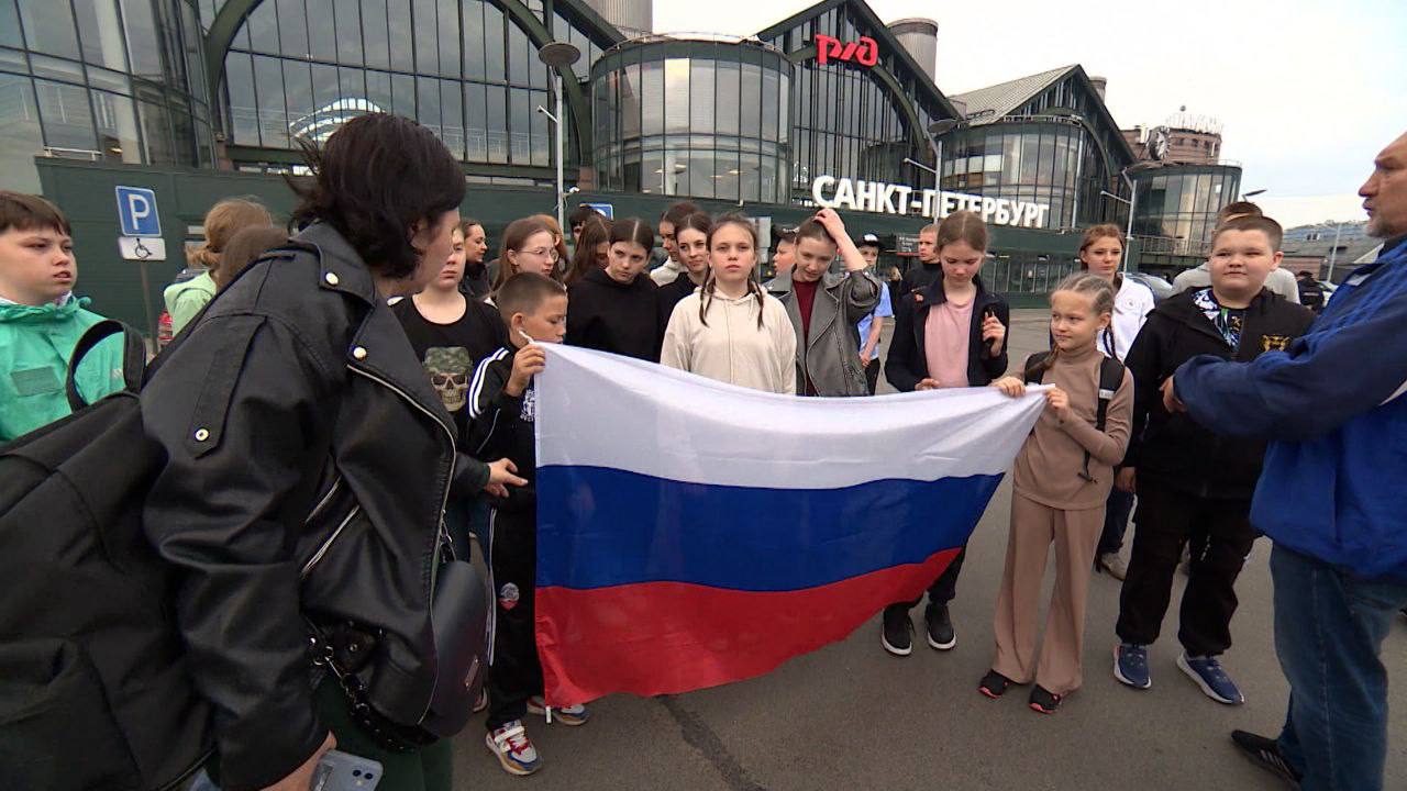 В Петербург прибыли 40 детей из Курской области на летние каникулы Сегодня в Петербурге стартует летняя оздоровительная кампания. На отдых в Северную столицу по приглашению приехала первая группа детей из Курской области. 40 школьников ранним утром прибыли на Ладожский вокзал. Ребята будут отдыхать в детском оздоровительном лагере «Солнечное». Первая смена продлится 21 день. Программа насыщенная — мастер-классы, квизы, конкурсы, тематические программы, посвященные Дню защиты детей, Дню России и 100-летию международного детского центра «Артек». Юным гостям от 9ти до 17 лет. Это воспитанники спортивных школ — волейболисты и боксеры. Некоторые уже были в Северной столице на экскурсии или на соревнованиях, но большинство ребят с Петербургом знакомятся впервые. В летнем оздоровительном сезоне в Петербурге отдохнут 360 детей из Курской области. Их примут три лагеря Северной столицы.