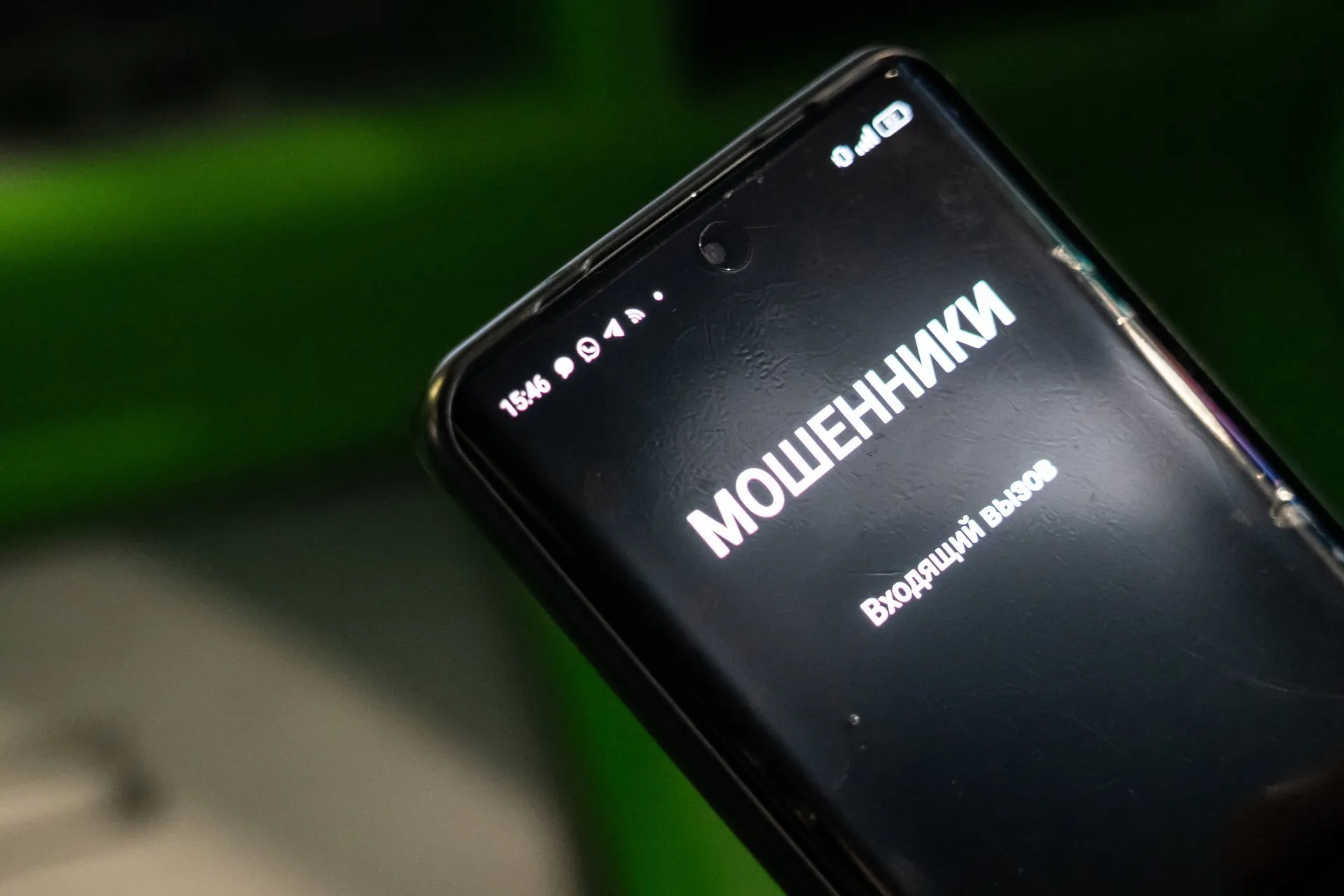 Потеряла сына и отдала мошенникам 13 5 млн псевдо силовики обманули 67 летнюю женщину Мошенники обманули 67 летнюю женщину сын которой погиб на спецоперации Они выманили у нее государственные выплаты в размере 13 5 млн рублей В конце марта женщина из Челябинской области позвонили якобы из военкомата Сказали что для оформления дополнительной награды погибшему сыну нужно отправить копию паспорта Пенсионерка так и поступила Но после этого ей позвонили якобы из Росфинмониторинга и заявила о попытке хищения средств с ее счета Сердобольная женщина предложила спасти деньги передав их специальному курьеру А псевдо силовик предложил ей принять участие в поимке преступников В итоге женщина сняла со своего счета 13 5 млн рублей и передала их лже инкассатору А когда поняла что ее обманули обратилась в полицию Теперь мошенников ищут
