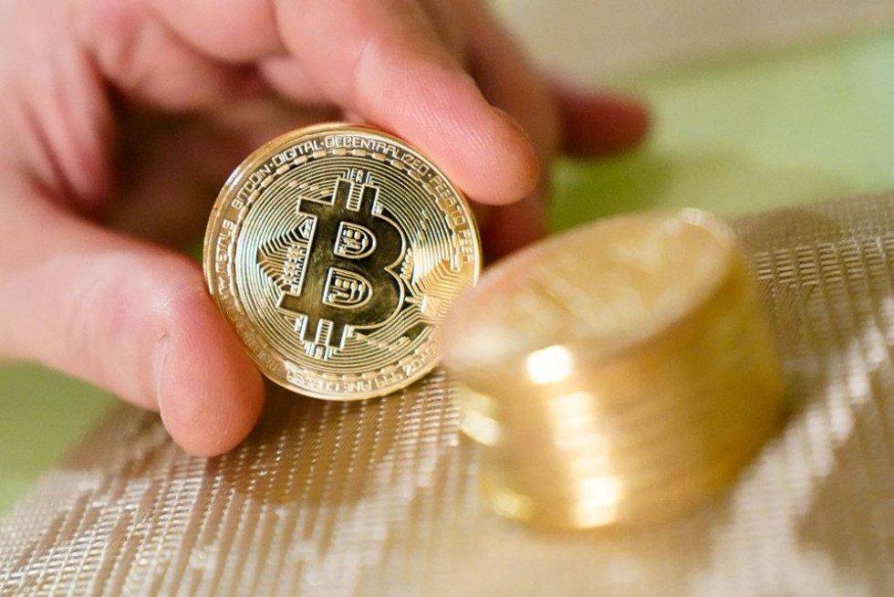 Криптовалютами интересуются 9 млн россиян - почти 12% трудоспособного населения страны Эксперт Илья Сивопляс назвал "Российской газете" самые популярные цифровые активы у россиян. В лидерах Bitcoin, который многими уже давно воспринимается как "цифровое золото", Ethereum - причина популярности кроется в смарт-контрактах и большом количестве децентрализованных приложений, и Tron, популярный благодаря высокой скорости и низким комиссиям. Замыкают этот ряд Toncoin и Aptos. Сегодня крипта уже применяется для покупок и переводов, юридических смарт-контрактов, логистики, токенизации активов и автоматизации бизнес-процессов.