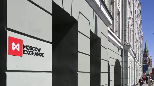 Московская биржа приняла решение проводить торги на фондовом и срочном рынках в частности в дни официальных праздников 23 февраля 1 мая 12 июня и 4 ноября наступающего года следует из сообщения торговой площадки